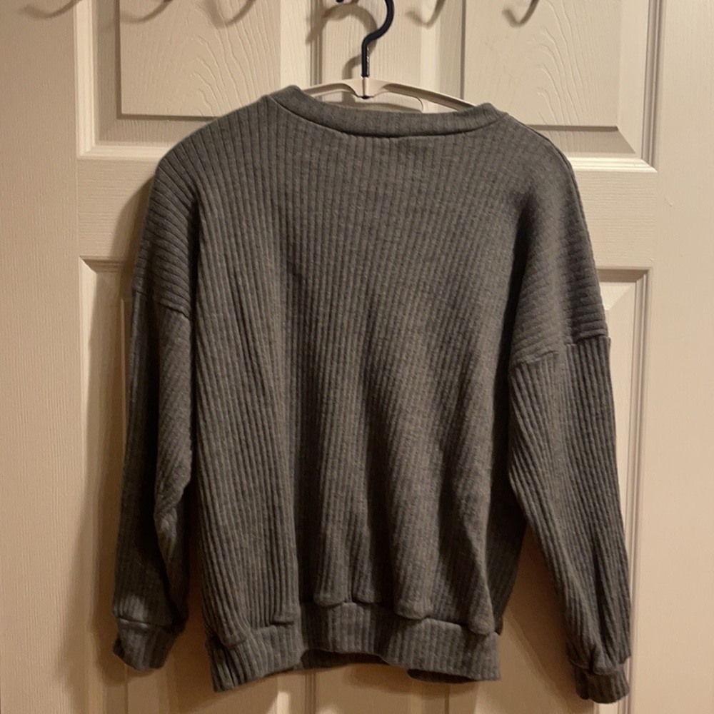 Gray ribbed medium gray blouse